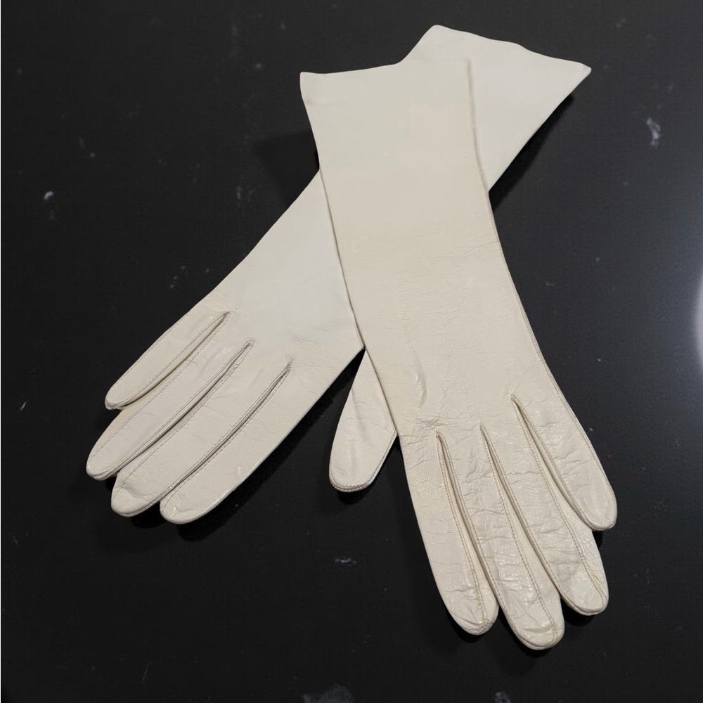 Vintage Van Raalte Cream Leather Gloves
Kid leather - Buttery soft 
Size 6.5